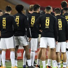 Jugadores de los Wolves demuestran apoyo a Raúl Jiménez