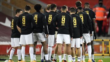 Jugadores de los Wolves demuestran apoyo a Raúl Jiménez