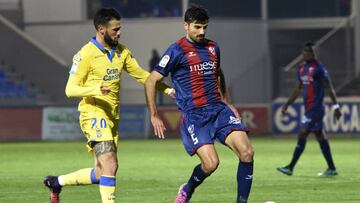 GRA489. HUESCA, 01/12/2016.- El centrocampista del Huesca Juan Aguilera (d) disputa un balón con el delantero Tyronne del Pino (i), de Las Palmas, durante el partido frente de ida de dieciseisavos de final de la Copa del Rey que se juega hoy en campo de El Alcoraz, de Huesca. EFE/Javier Blasco
