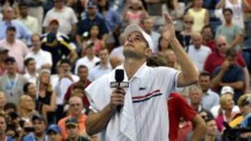 Andy Roddick se despide los espectadores y del tenis en la pista central de Nueva York.