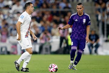 Xavi Hernández ante Paul Aguilar.