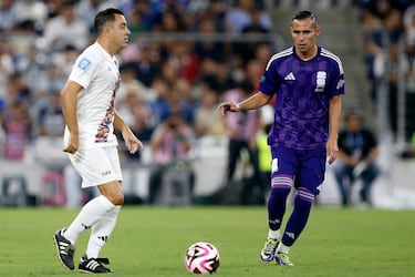 Xavi Hernández ante Paul Aguilar.