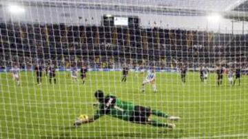 <b>PARADA CLAVE. </b>El chileno Bravo adivinó las intenciones de Apoño y fue capaz de detener el penalti que poco antes había hecho De la Bella sobre Papelito Fernández.