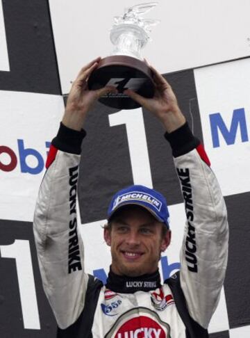 Button levanta su trofeo en el podio del GP de Alemania en 2005.