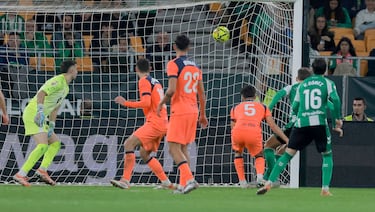 El jugador del Betis, Llorente, marca el 2-5 al Barcelona. 
