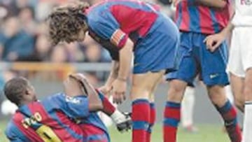 <b>CAYÓ SOLO. </b>Etoo se hizo daño y Puyol fue el primero en atenderle.