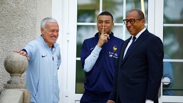 Clairefontaine-en-yvelines (France), 03/06/2024.- French soccer player Kylian Mbappe (C), French national football team head coach Didier Deschamps (L), and French Football Federation President Philippe Diallo (R) wait for arrival of French President Emmanuel Macron for a lunch at their training camp ahead of the UEFA Euro 2024, in Clairefontaine-en-Yvelines, France, 03 June 2024. (Francia) EFE/EPA/SARAH MEYSSONNIER / POOL MAXPPP OUT
