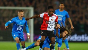 ROTTERDAM, NETHERLANDS - APRIL 28: Luis Sinisterra of Feyenoord gets away from Valentin Rongier and Matteo Guendouzi of Marseille during the UEFA Conference League Semi Final Leg One match between Feyenoord and Olympique Marseille at De Kuip on April 28, 2022 in Rotterdam, Netherlands. (Photo by Lars Baron/Getty Images)