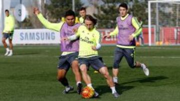 Los jugadores durante el entrenamiento del Real Madrid.