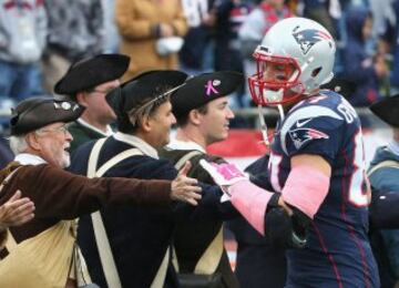 -Oye Gronk, vente a quemar unas brujas con nosotros después del partido. Después podemos cenar pavo. -No sé, no sé... Ya os digo algo luego, ¿vale?