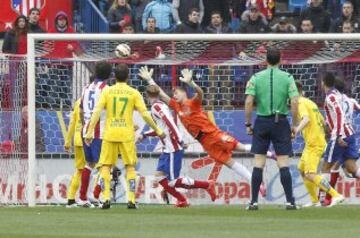 Fernando Torres marca el 1-0.