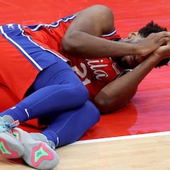 Joel Embiid se lesiona la rodilla en la victoria ante los Wizards