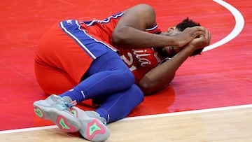 Joel Embiid se duele de la rodilla tras la lesión contra Washington Wizards.