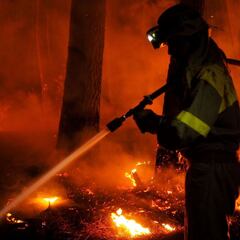 El incendio de Ribas de Sil ya ha arrasado casi 1.000 hectáreas