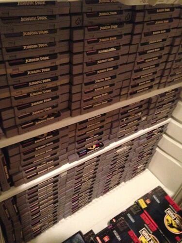 A la venta una colección de juegos de Jurassic Park almacenados en una nevera