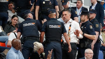 ZARAGOZA, 09/04/2025.- El presidente del Cimsa CBK Mersin, Serdar Çevirgen (3d), fue expulsado del partido que disputaba su equipo contra el Tango Bourges francés, perteneciente a los cuartos de final de la Final a Seis de la Euroliga femenina, tras protagonizar un incidente durante el partido junto a varios aficionados más de su equipo, hoy miércoles en Zaragoza. EFE/JAVIER BELVER