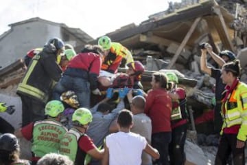 ITA61 AMATRICE (ITALIA) 24/08/2016.- Un hombre herido (c) es rescatado por los equipos de emergencia de Amatrice, en el centro de Italia, hoy, 24 de agosto de 2016. Al menos 38 personas han muerto y decenas se encuentran desaparecidas a causa del terremoto de 6,0 grados de magnitud en la escala abierta de Richter que ha sacudido el centro de Italia en la madrugada de hoy, informó la Protección Civil italiana. EFE/Massimo Percossi