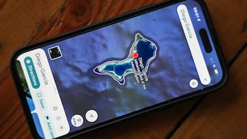 En esta ilustración fotográfica, un teléfono muestra la ubicación de la isla de Diego García en Google Maps tras una publicación en Truth Social del presidente de EE. UU., Donald Trump, en la que critica la entrega de las islas Chagos por parte del Reino Unido el 20 de enero de 2026 en Knutsford, Reino Unido. Estados Unidos había dado previamente su consentimiento para que el Reino Unido transfiriera la soberanía de las islas Chagos a Mauricio. La isla más grande del archipiélago, Diego García, alberga una base militar conjunta de EE. UU. y el Reino Unido que, según los términos del acuerdo, sería arrendada de nuevo por un periodo inicial de 99 años.