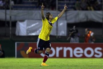 El jugador de Colombia Andrés Tello festeja una anotación ante Brasil en partido del hexagonal final del Campeonato Sudamericano Sub'20 que se disputa en el estadio Centenario de Montevideo (Uruguay)