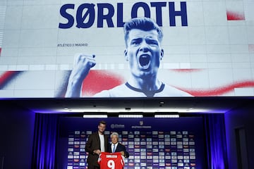 El presidente del Atlético de Madrid, Enrique Cerezo, junto al delantero noruego Alexander Sorloth, procedente del Villarreal y que hasta el momento es uno de los tres fichajes cerrados por el club rojiblanco.
