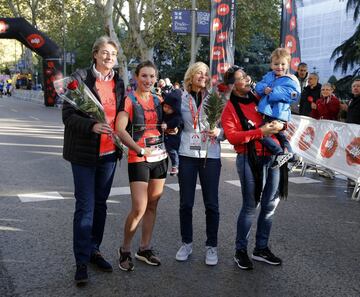 Marta Higueras, teniente de alcalde de Madrid, la atleta Sophie Power y la atleta Carmen Valero 