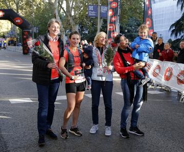 Marta Higueras, teniente de alcalde de Madrid, la atleta Sophie Power y la atleta Carmen Valero