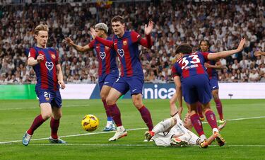 Se pasó de frenada Cancelo en su defensa, y el lateral madridista del día de hoy, le superó con un autopase. Luego, dentro del área, Cubarsí se come un recorte y finalmente es derribado.