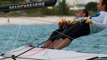 Los españoles Iker Martínez y Xabi Fernández (Movistar) están a punto de conquistar su tercera corona mundial de vela en la clase 49er.