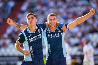 Con Adrián Fuentes no puedes permitirte concesiones. El delantero de Córdoba hizo su primer doblete de la temporada. En el primero de sus goles penalizó un doble error de la defensa del Albacete; mientras que en el segundo, metió bien el cuerpo en el centro del campo para ganar el espacio a su defensor, y tras una larga carrera definió a la perfección.