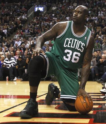 Equipos: Orlando Magic (1992-1996), Los ?ngeles Lakers (1996-2004), Miami Heat (2004-2008), Phoenix Suns (2007-2008), Cleveland Cavaliers (2009-2010) y Boston Celtics (2010-2011). Promedios en su carrera: 32,7 puntos, 10,9 rebotes y 2,3 tapones. Nadie ha olvidado el paso de Shaquille O¡¯Neal por la NBA. Es imposible. Su carrera tiene nombre, Los ?ngeles Lakers, y apellidos, Orlando Magic y Miami Heat. A los segundos, junto a Penny Hardaway, los llev¨® a sus primeras Finales de la NBA. Ten¨ªa 22 a?os y promedi¨® 29,3 puntos y 11,4 rebotes. Inveros¨ªmil. Con los primeros, la historia es de sobra conocida: un three-peat, junto a Kobe Bryant, que se rigi¨® por sus reglas, sin paliativos. Por un ¡®art¨ªculo 34¡¯ que, para los rivales, era la peor de las condenas. En Miami, junto a Dwyane Wade (y Payton, recordemos), sum¨® su cuarto anillo. En dichas franquicias, conseguir¨ªa 14 de sus 15 All Star. El restante lo lograr¨ªa ya en Phoenix. Una de las tres franquicias, junto a Cleveland Cavaliers y Boston Celtics, que cerrar¨ªan escuetamente su longeva carrera. Tras su l¨ªrica de p¨²rpura y oro, el verde le qued¨® raro: bajo el mandato de Danny Ainge s¨®lo jug¨® 37 partidos.