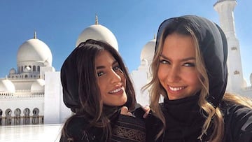 Yaiza Moreno y Patricia "Paddy" Noarbe, las novias de Mariano Díaz y de Marcos Llorente respectivamente, en la mezquita de Abu Dabi en diciembre de 2018.