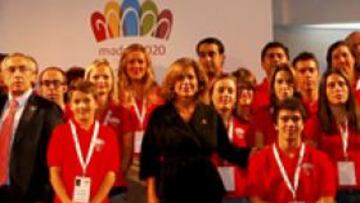 <b>EN EL COE. </b>Alejandro Blanco y Ana Botella presiden el acto de presentación de los veinte primeros abanderados de Madrid 2020.