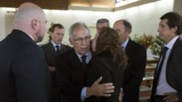 El exfutbulista Amancio Amaro se despide de la viuda de Manuel Velázquez.