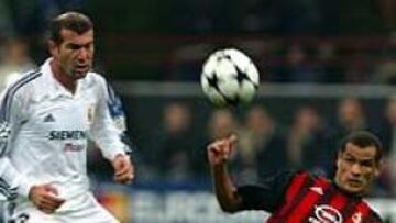 <b>EL DERBY DE EUROPA. </B>Sólo en los partidos grandes como los Milan-Real Madrid se pueden ver frente a frente a dos jugadores que tienen el "Balón de Oro" como Zidane y Rivaldo