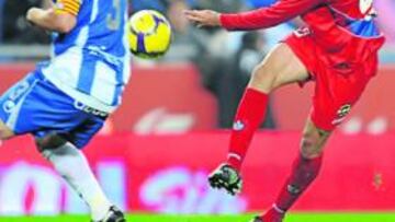 <b>EL MEJOR. </b>Pedro León, en la imagen disparando ante David García, fue el jugador más destacado del equipo de Michel.