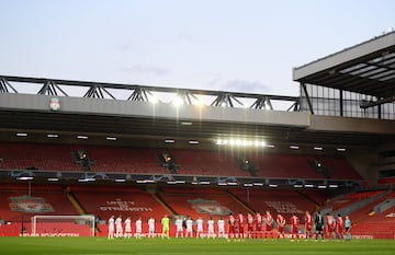 Minuto de silencio en memoria de las víctimas de la tragedia de Hillsborough.