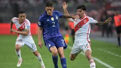 Argentina's defender Lucas Martinez Quarta (L) and Peru's midfielder Franco Zanelatto (R) fight for the ball during the 2026 FIFA World Cup South American qualification football match between Peru and Argentina at the National Stadium in Lima on October 17, 2023. (Photo by ERNESTO BENAVIDES / AFP)