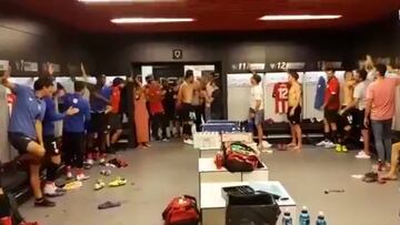 Abran paso a su eminencia: el loco recibimiento del vestuario al h¨¦roe Aduriz