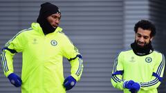 Drogba y Salah durante su etapa en el Chelsea.