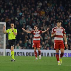 Aprobados y suspensos del Granada: Batalla sostiene a los nazaríes