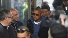 Arturo Vidal llegó en completo hermetismo a Alemania