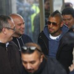 Arturo Vidal llegó en completo hermetismo a Alemania