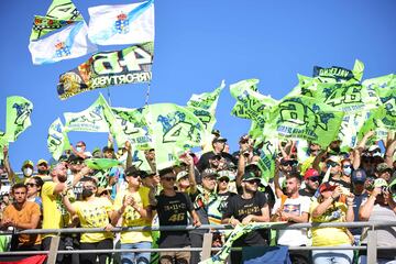 Seguidores del piloto italiano Valentino Rossi en el Circuito de la Comunidad Valenciana Ricardo Tormo.