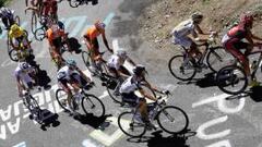 <b>PIRINEOS. </b>El grupo de los favoritos, con Andy Schleck y Alberto Contador, suben el Pailhères (categoría especial), el coloso que precedía al puerto final de Ax 3 Domaines.