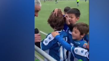 El hijo de Capdevila mete un golazo impresionante y ojo a lo que le dice su abuelo en la banda