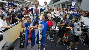 Jorge Lorenzo celebra con su equipo su primer título de MotoGP el 10 de octubre de 2010