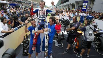 Jorge Lorenzo celebra con su equipo su primer t&iacute;tulo de MotoGP el 10 de octubre de 2010