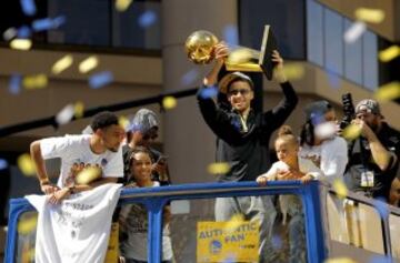 Stephen Curry  con el trofeo de la NBA durante las celebraciones en la ciudad de Oakland.