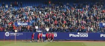El estadio Vicente Calderón acogió el entrenamiento ante sus aficionados.
