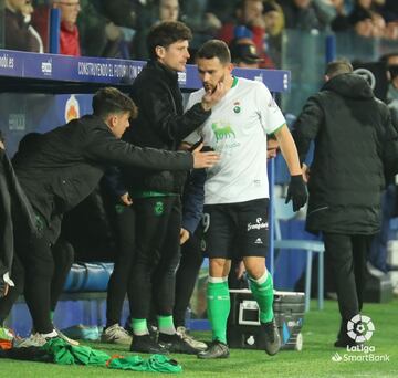 Matheus Aias, del Racing, abandona lesionado el Ponferradina-Racing.